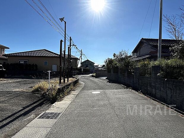 前面道路は約５mで、決して広くはないですが、交通量もそんなに多くはありません。