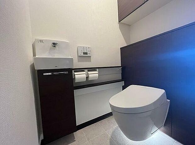 手洗い器付きトイレ。2022年にリフォーム済みできれいです。
