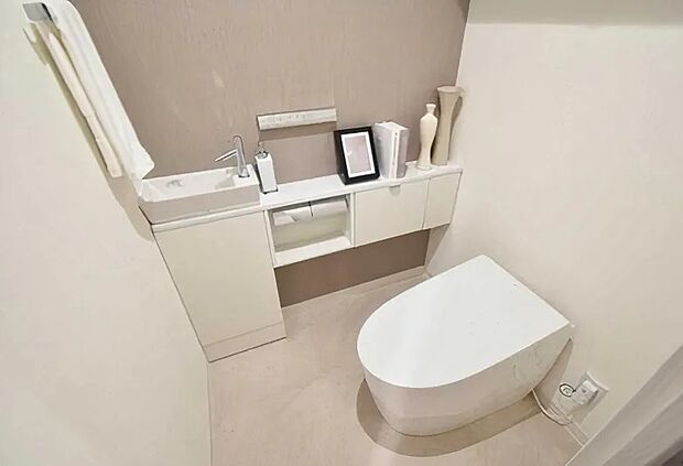 手入れがしやすく見た目がすっきりしたデザインのタンクレストイレ。手洗いカウンターもインテリアで飾れます。