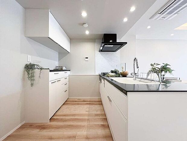 キッチン背面には収納力のあるカップボードを設置。調理家電置きや作業スペースとしても便利です。
