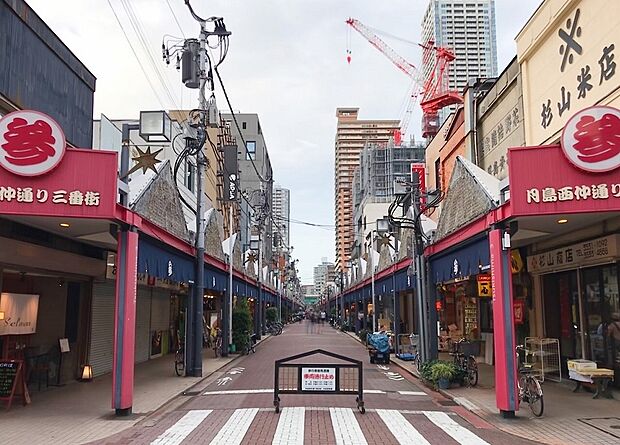 80店舗以上も立ち並ぶ「月島もんじゃストリート」東京を代表する下町の味として広く知られています。