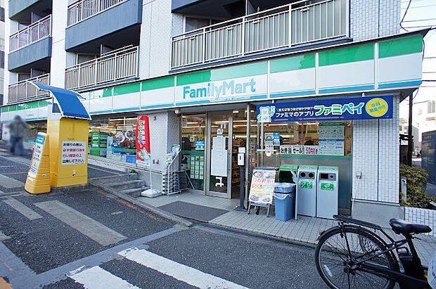 ファミリーマート　牛込柳町駅前店　徒歩3分です。