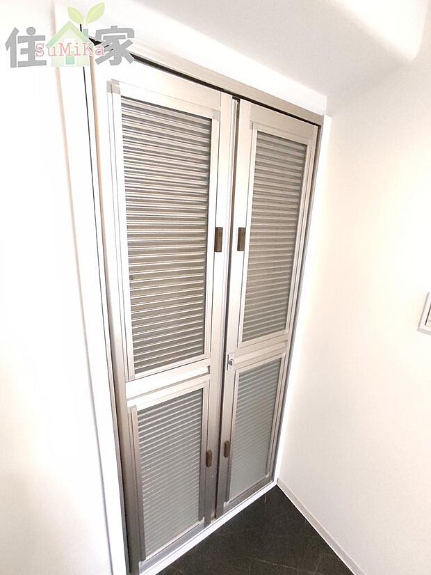 鍵付きで防犯面も安心！プライバシー保護もできる折り戸式玄関網戸がございます。
