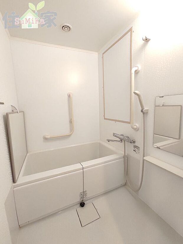 白を基調にスッキリと清潔感のある浴室です。
