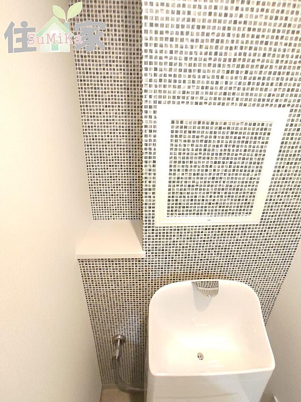 洗面スペースやトイレに使用しているタイル調のクロスはいいアクセントになっています。