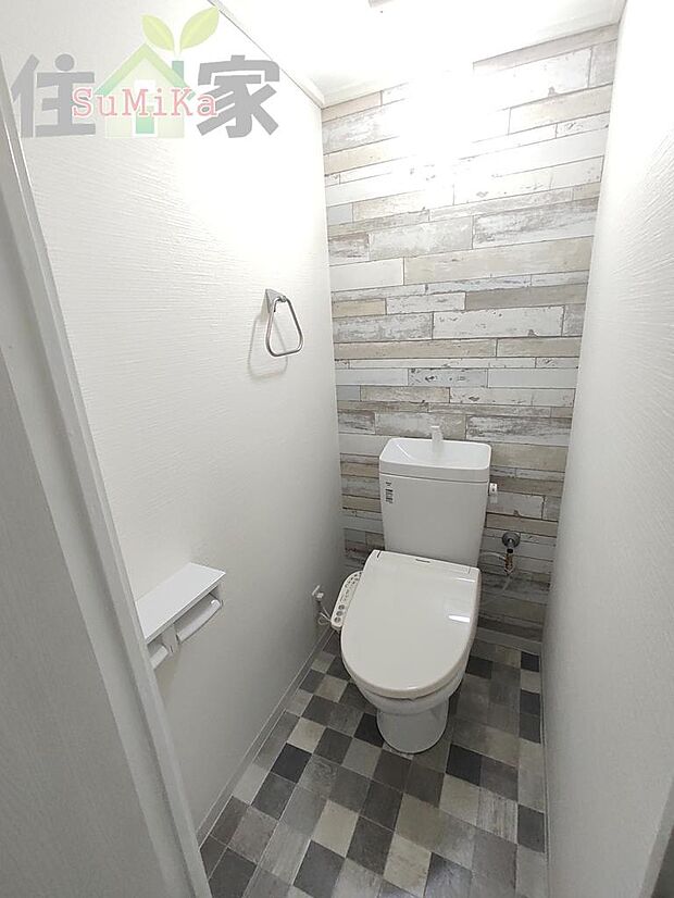 温かみのあるアクセントクロスや床の模様が無機質になりがちなトイレを落ち着く空間にしています。