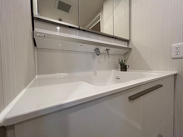 ワイドな鏡と収納を完備した、使いやすい洗面台。
