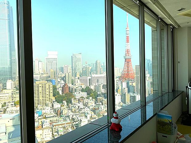 17.4帖のリビング＆高層階からの眺望です。東京タワー、六本木ヒルズ等都内の夜景を一望し、ゆったりと贅沢なお時間をご堪能頂けます。