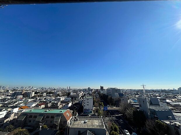 周辺は高い建物がなく青い空が遠くまで広がります。