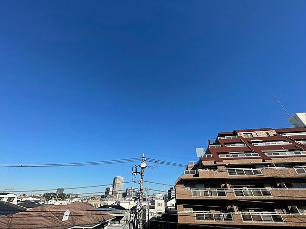周辺は高い建物がなく青い空が遠くまで広がります。