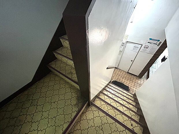 共用部の階段です。明るく清潔に管理されています。