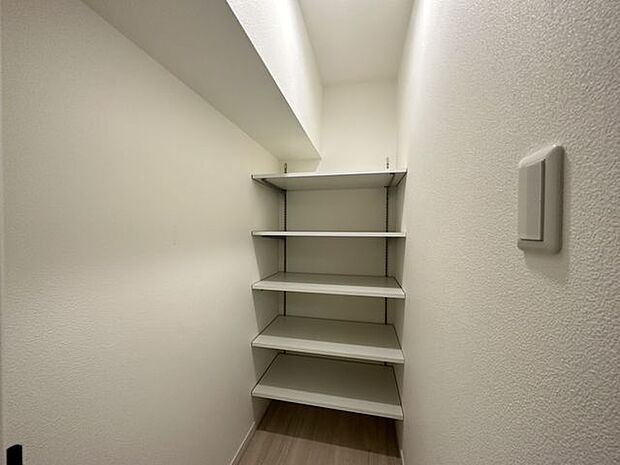 無駄を省き有効に活用した収納スペース。棚も設置して便利な収納に。