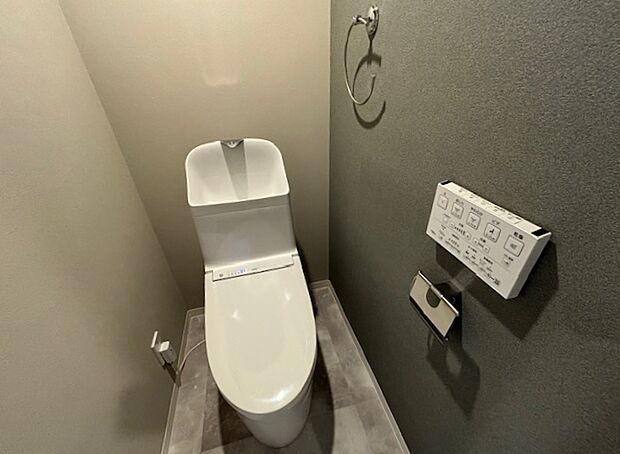 デザイン性の高いトイレ。落ち着いた空間で安らぎのひとときをお過ごしいただけます。