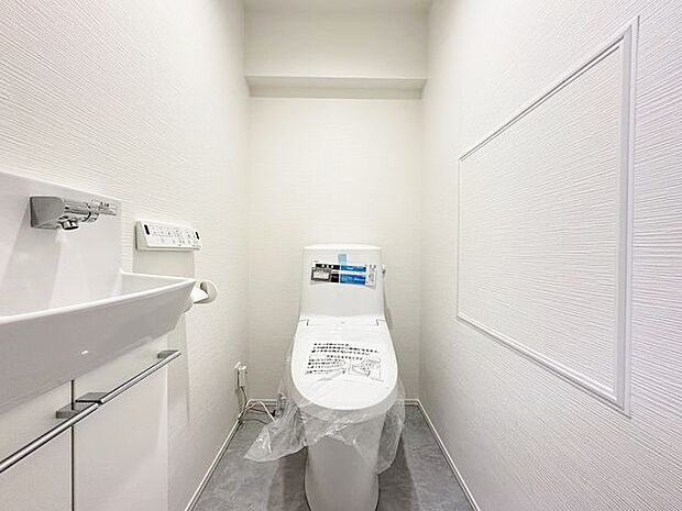 清潔感のある快適なシャワートイレ。手洗いカウンターも設置してあります。