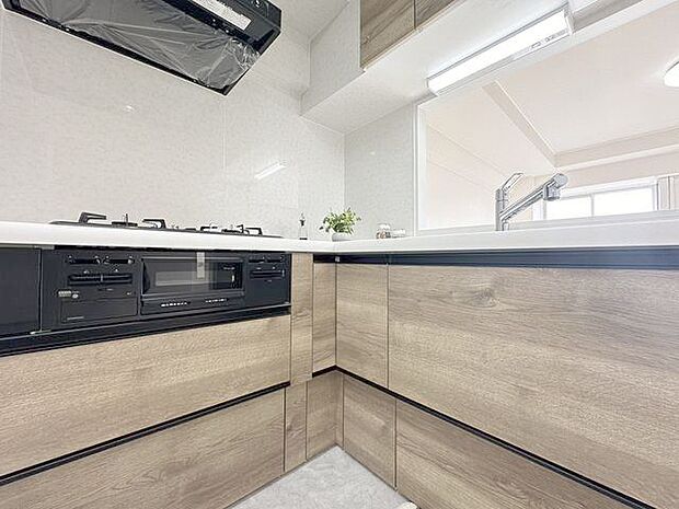 L字型キッチンはワークトップが広く、電化製品を置くスペースもあり使い勝手に優れたキッチンです。