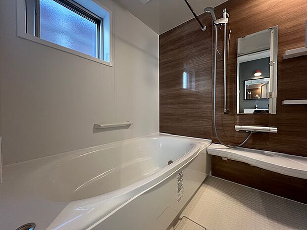 お風呂には窓があり明るく清潔な空間へ。浴槽も洗い場も広く、毎日の疲れを取る癒しのバスルームです。