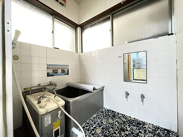 お風呂には窓があり明るく清潔な空間へ。洗い場も広く、毎日の疲れを取る癒しのバスルームです。