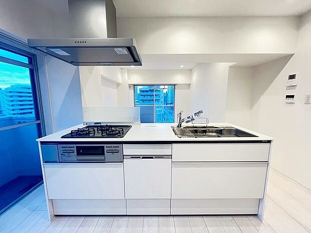ホワイトを基調とした清潔感のあるキッチン。作業台が広く使え、すっきり美しいキッチン空間を保てます。