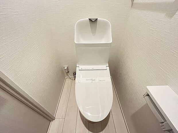 毎日使うものだからトイレはシャープでシンプルなデザインに。