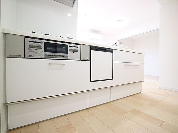 ホワイトを基調とした清潔感のあるキッチン。すっきり美しいキッチン空間を保てます。