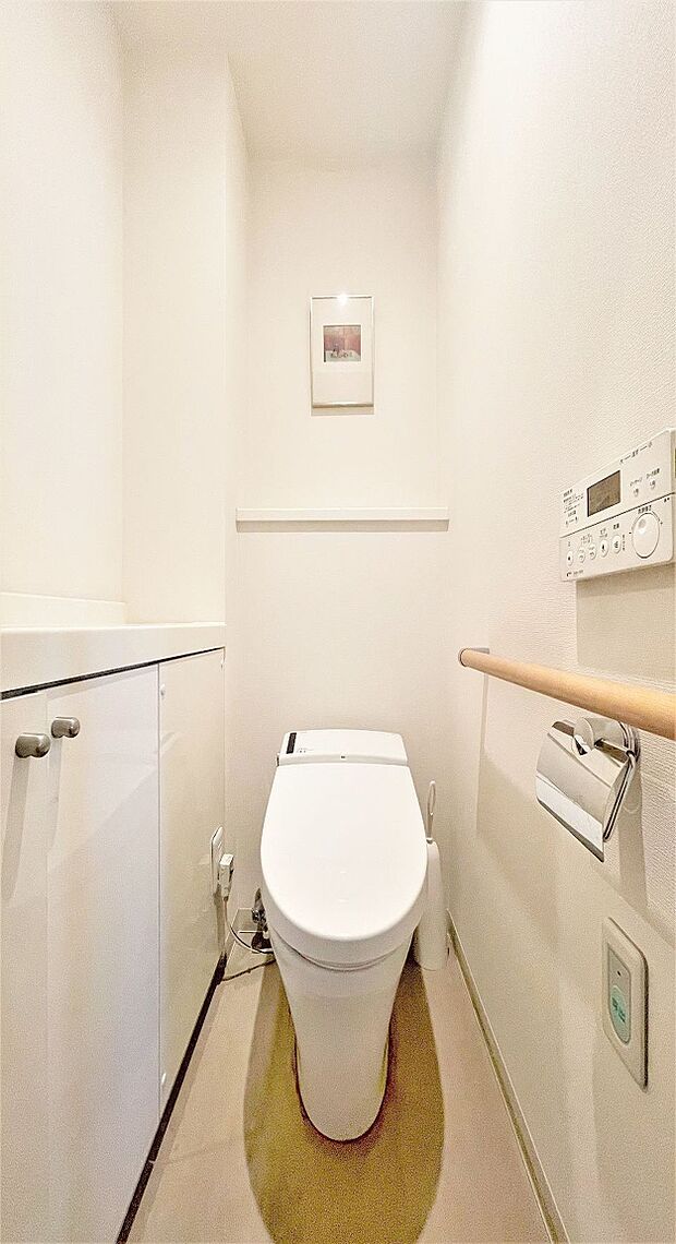 トイレはシャープでシンプルなデザイン。手洗いカウンター付です。