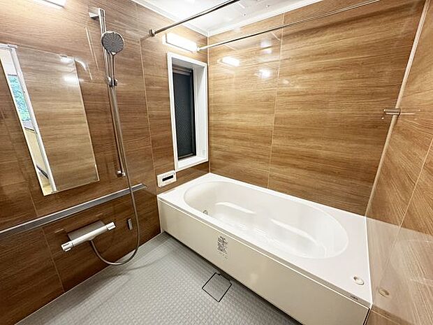 美しい浴槽と重厚感溢れる色合いのバスルームは、空間の上質感を高め、身体と心をより良く整えます。