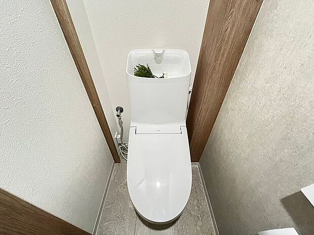 トイレはシャープでシンプルなデザインに。