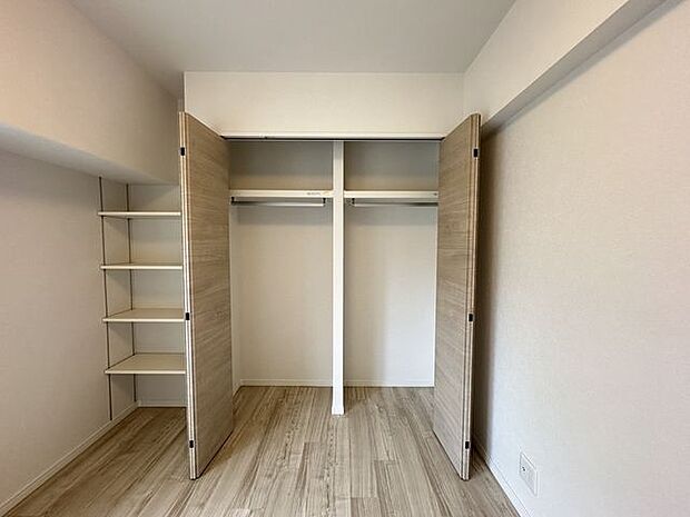 充分な収納スペースを確保。居室内に余計な家具を置く必要がないので、シンプルですっきりとした暮らし。