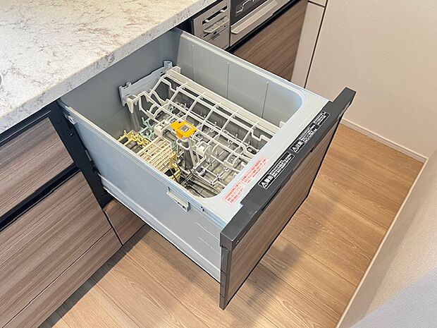 ビルトイン食洗機は作業スペースが広く使え、節約効果もあり、手洗いよりずっと清潔です。
