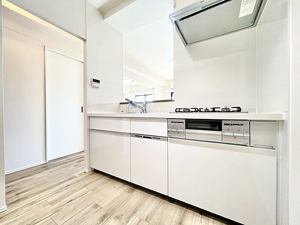 ホワイトを基調とした清潔感のあるキッチン。ゆったりと作業できるスペースが魅力です。