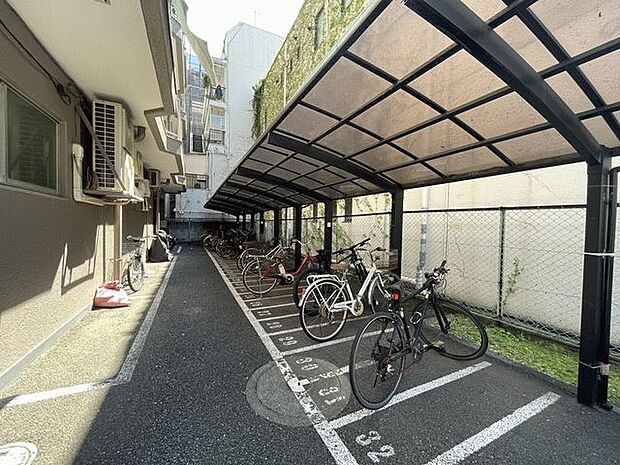 駐輪場は屋根付きなので雨から自転車を守ります。