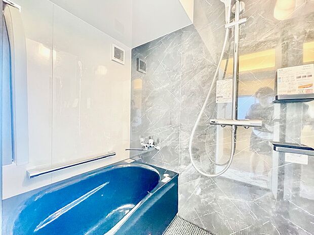 美しい浴槽と重厚感溢れる色合いのバスルーム。身体と心をより良く整えます。