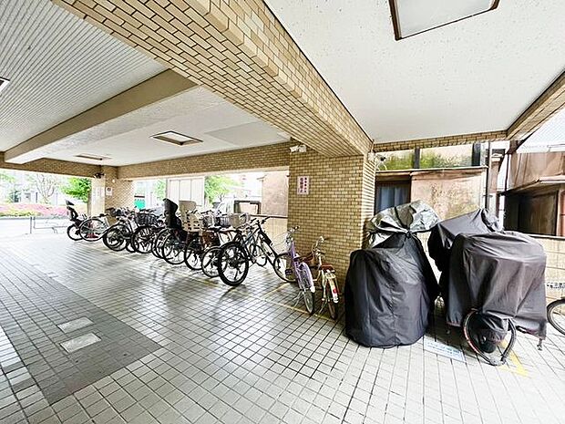 敷地内バイク置場、駐輪場。