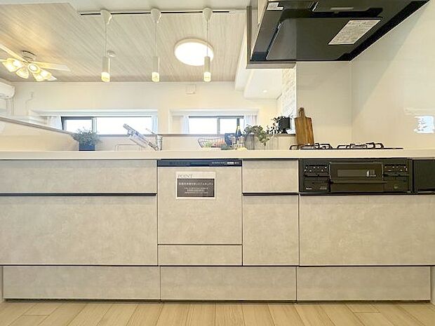デザイン性の高いキッチン空間。利便性や収納力も兼ね備えています。