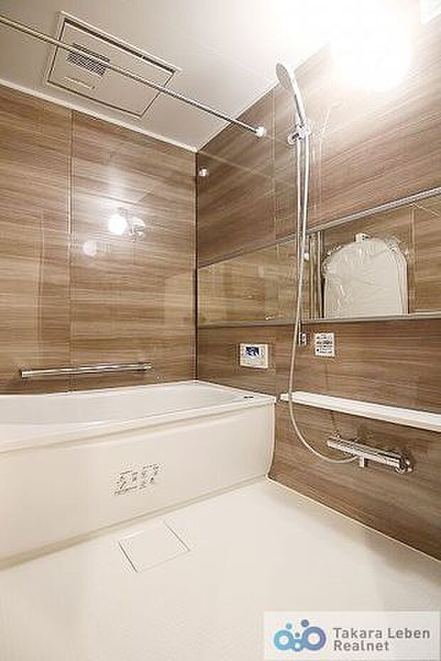 落ち着きのあるブラウンのアクセントパネルを使用しシンプルかつ、清潔さを感じさせるバスルーム。