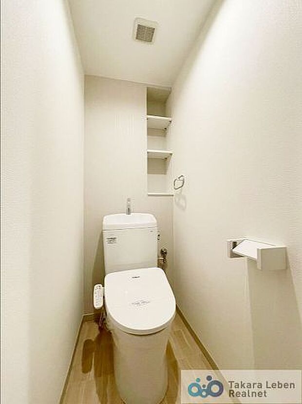 トイレはシャープでシンプルなデザイン。落ち着いた雰囲気のリラックス空間です。