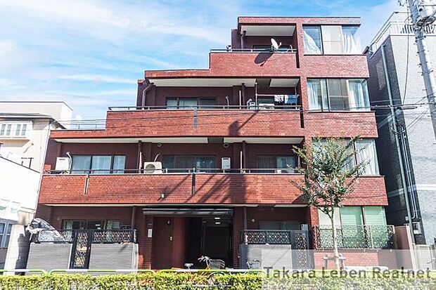 JR京浜東北線「赤羽」駅から徒歩7分。徒歩圏内に生活便利な施設が揃う暮らしやすい住環境です。安心のモニター付きインターホン完備。