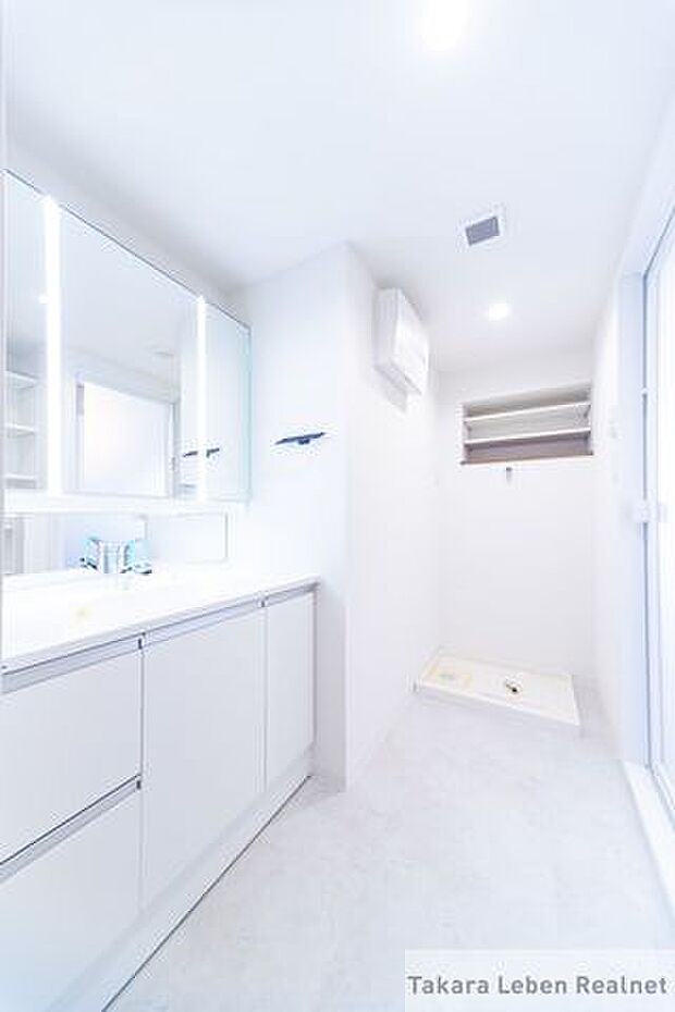 気持ちの良い朝はキレイな洗面所から♪鏡裏の独立洗面台は収納力豊富でモノが出がちな洗面所もスッキリ片付きます。
