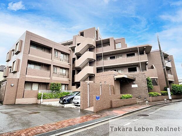東京メトロ南北線「西ヶ原」駅から徒歩8分。3路線3駅が利用可能な交通アクセス便利な立地。セキュリティが充実した安心して暮らせるマンションです。