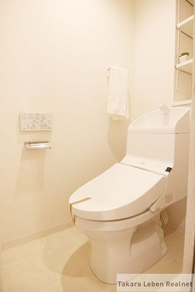 ウォシュレット機能付きのトイレは壁掛けリモコンを採用。限られた空間を広く見せる効果があります。