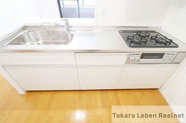 キッチンには床下収納もついているので、食材の保管にも便利です。