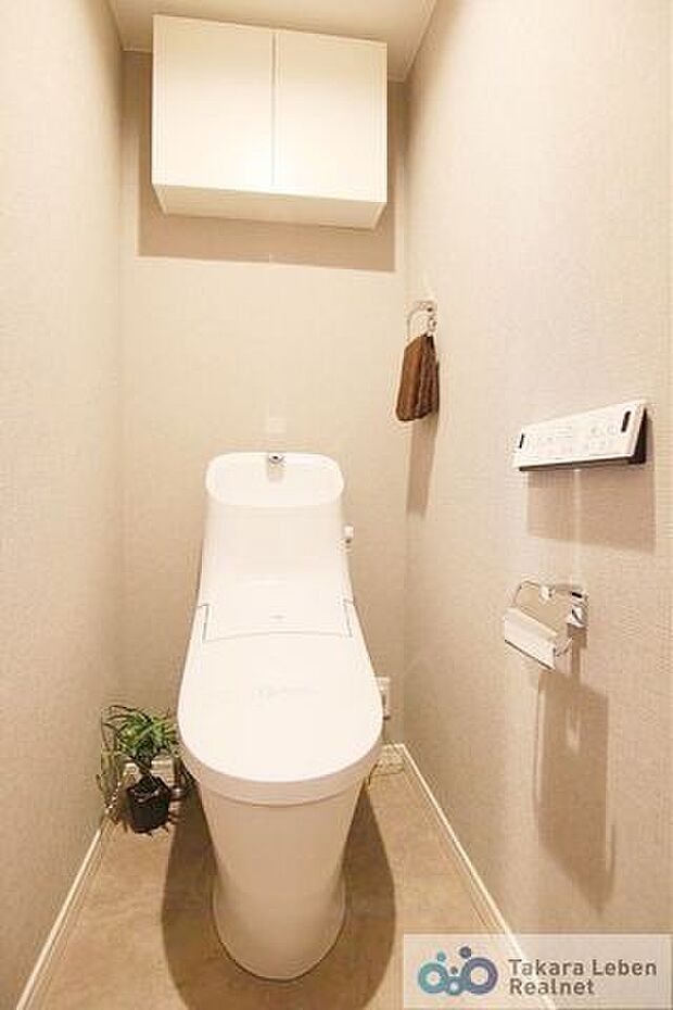 ウォシュレット機能付きのトイレは壁掛けリモコンを採用。限られた空間を広く見せる効果があります。