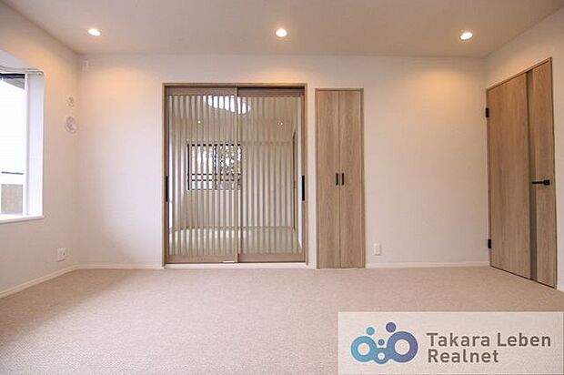 リビング横の和室は、中の様子が分かるスリット式の扉で仕切ることも可能です。