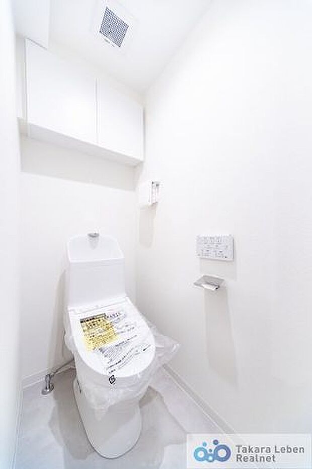 ウォシュレット機能付きのトイレは壁掛けリモコンを採用。便座がスッキリした印象となり、限られた空間を広く見せる効果があります。