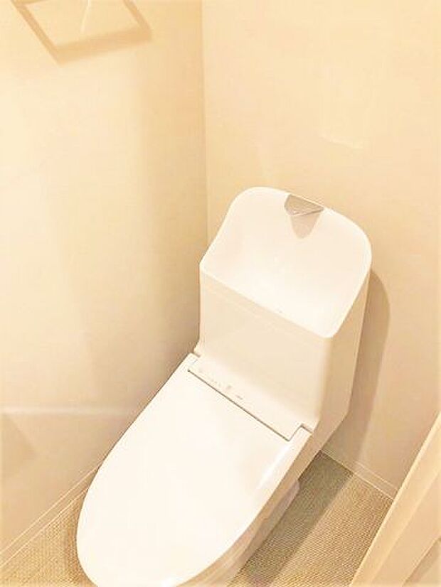 白を基調に清潔感のあるトイレ。