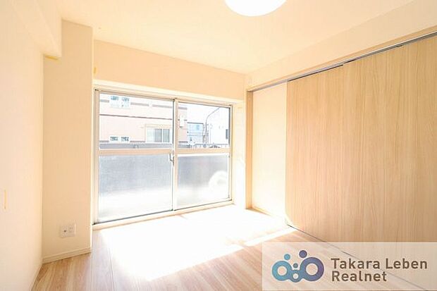 洋室6.1帖。掃き出し窓からの採光により、適度な明るさと、広さ以上の広がりを感じられる空間となっております。