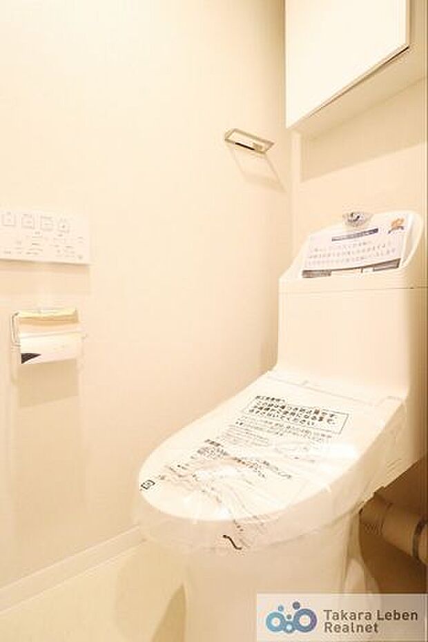 温水洗浄機能付きのトイレ。タオルハンガー、トイレの立ち上がりに便利な手すりが標準装備されています。
