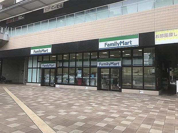 ファミリーマート武蔵浦和マークス店 徒歩3分。 200m