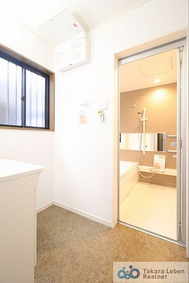 湿気やすい洗面室・浴室に大きな窓があり、十分に換気が出来る事でカビの抑制になります。