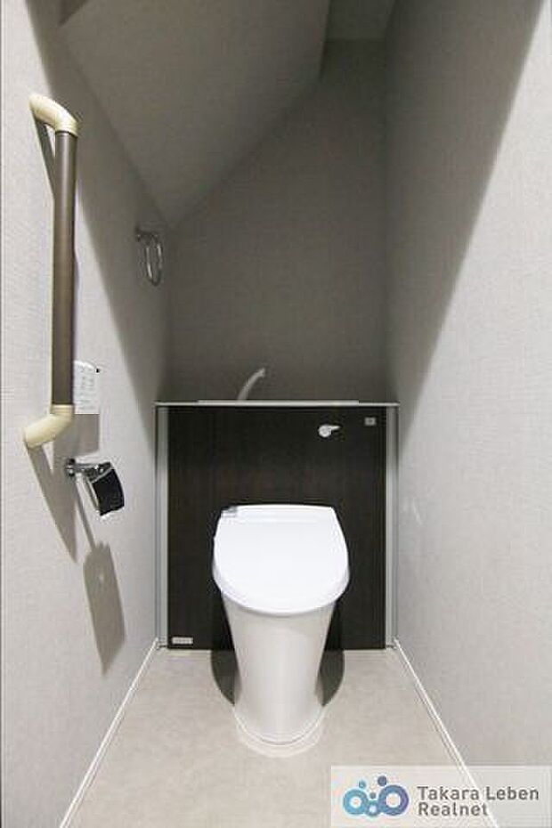 1階温水洗浄トイレ。タンクをなくし手洗い場を設ける事でより広く感じられます。